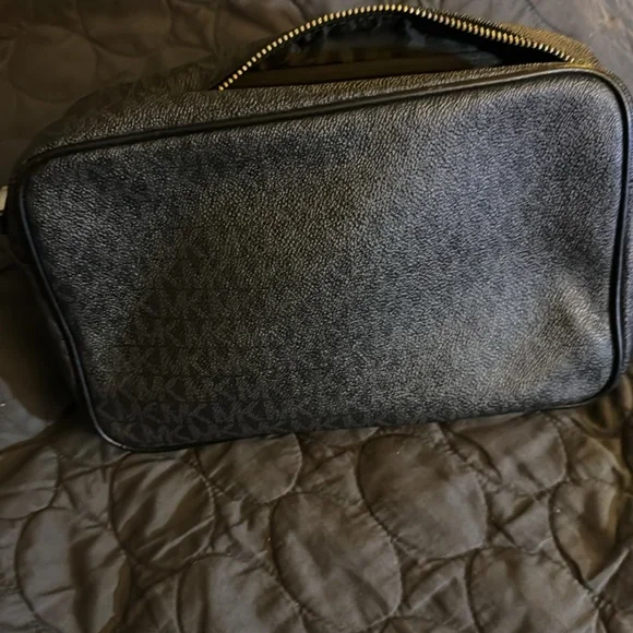 MICHAEL KORS Kenly Large Logo Crossbody Bag in Black like new needs strap